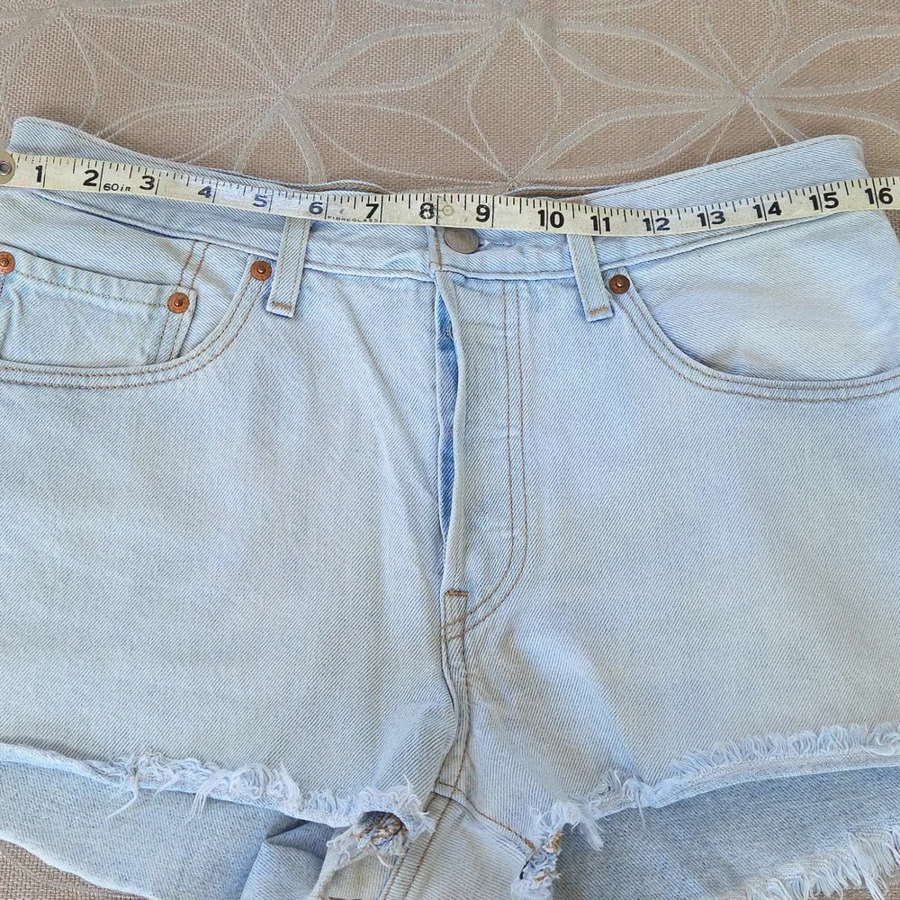 NWOT, Levi's Daisy 501 Cut-off Shorts!